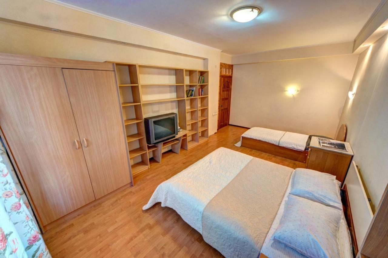 Three-Room Apartment Near Ocean Plaza Kiev Extérieur photo