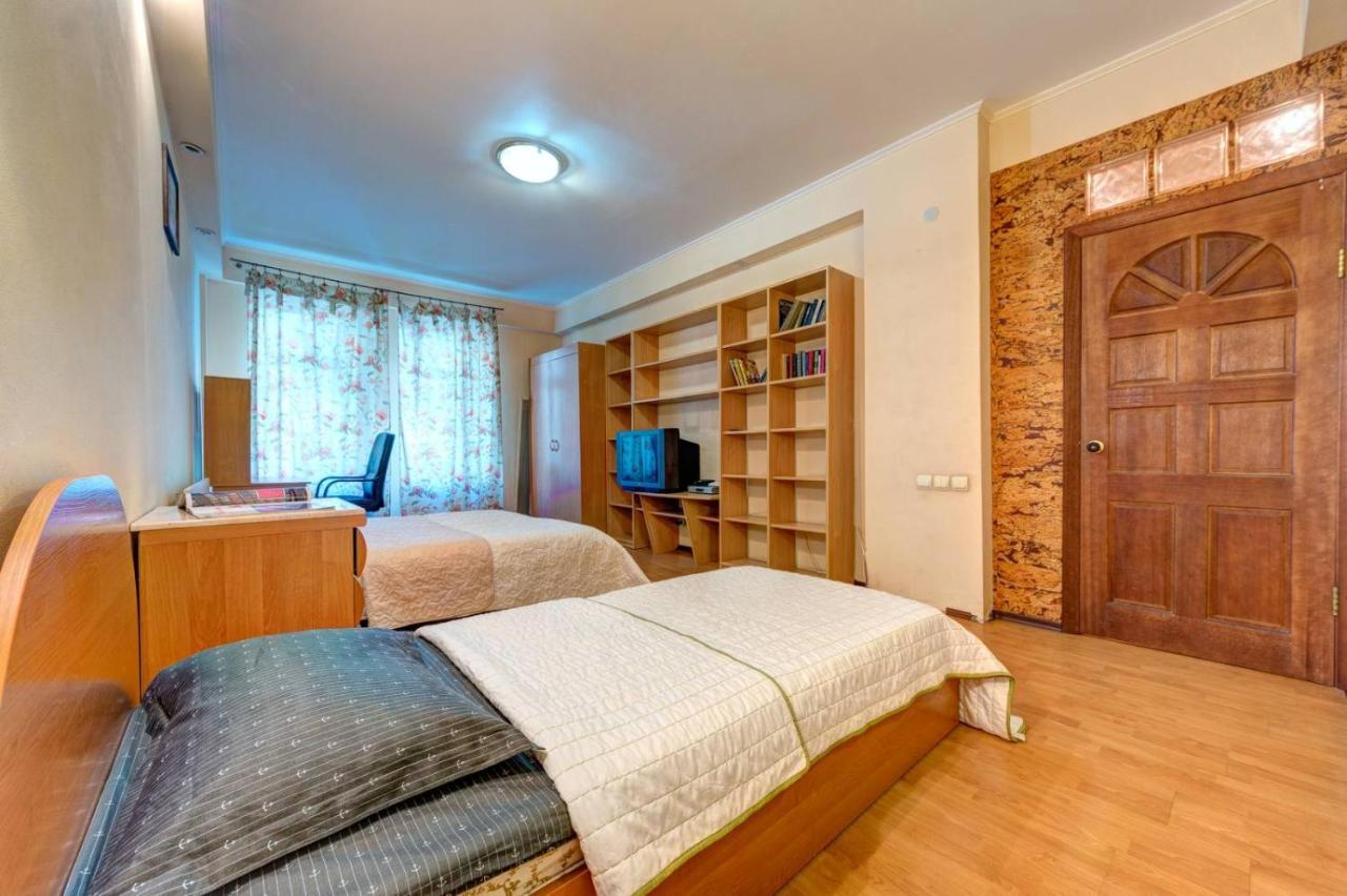 Three-Room Apartment Near Ocean Plaza Kiev Extérieur photo